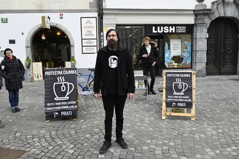 mestni svetnik Jasmin Feratović (Piratska stranka) - 27.02.2023 &ndash; Piratska stranka Slovenije - protestna akcija pred Mestno hi&scaron;o Mestne občine Ljubljana - naziv akcije "Protestna čajanka proti uničevanju ljubljanskega zdravstva". Protest Pirati -//FOTO: Nik Erik Neubauer