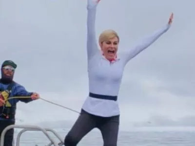 Kolinda Grabar Kitarović skočila v morje na Antarktiki