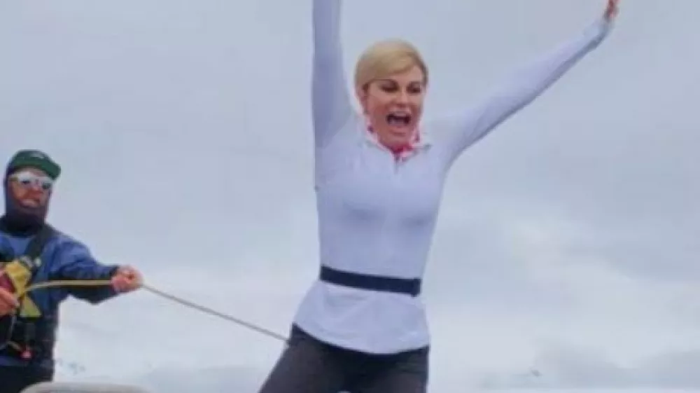 Kolinda Grabar Kitarović skočila v morje na Antarktiki