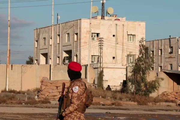 A member of Syrian military police stands guard near Raqqa prison, where the Syrian army is besieging SDF members after the army took control of the city of Raqqa, Syria January 19, 2026. REUTERS/Mahmoud Hassano