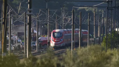20 January 2026, Spain, Adamuz: Rescue teams work on one of the two high-speed trains involved in an accident that killed several dozen people on the evening of January 18, 2026, when the trains, traveling in opposite directions, derailed near Adamuz in the Andalusian province of Córdoba. Photo: Joaquin Corchero/EUROPA PRESS/dpa