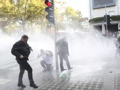 - Slovenska cesta - policija je uporabila vodni top - - 05.10.2021- protestni shod v Ljubljani - protest nasprotnikov uvajanja covid ukrepov PCT (preboleli, cepljeni, testirani) - vlada je prvič v zgodovini samostojne Slovenije aktivirala 9. člen Zakona o nalogah in pooblastilih policije, da zaradi velike verjetnosti huj&scaron;ih kr&scaron;itev javnega reda pred vrhom EU-Zahodni Balkan za dva dni omeji oz. prepove gibanje v Ljubljani, na Bledu in v okolici Brda pri Kranju/FOTO: Jaka Gasar