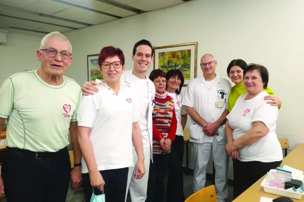 Člani dru&scaron;tva Utrip z zdravni&scaron;ko ekipo. / Foto: Arhiv Dru&scaron;tva