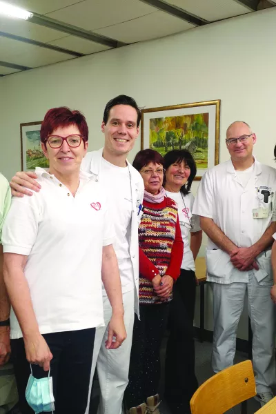 Člani dru&scaron;tva Utrip z zdravni&scaron;ko ekipo. / Foto: Arhiv Dru&scaron;tva