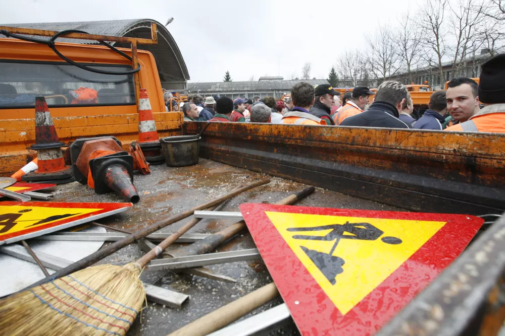 - ilustrativna fotografija -Komunalno podjetje Ljubljana (KPL) je pred poslopjem podjetja pripravilo protestnih shod, nato so se vrnili na delo - med 7. in 8. uro, delavci - ilustrativna fotografija - prometni znak - delo na cesti, - Splo&scaron;na opozorilna stavka v gospodarstvu - bela stavka (upočasnjeno delo z upo&scaron;tevanjem vseh predpisov in organizacijskih navodil), ponekod prenehali z delom, drugod pa pripravili članske sestanke.- sindikati zahtevali uskladitev plač z inflacijo - stavkali v dejavnosti trgovine, kemični industriji, papirni industriji, komunalnih dejavnostih in varovanju, tekstilni industriji, energetiki ter v prometu in zvezah. - stavka je zajela dejavnosti, v katerih dela okoli 200.000 delavk in delavcev,//FOTO: Luka CjuhaOPOMBA: ZA OBJAVO V ČASOPISU DNEVNIK