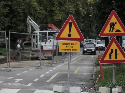 - Prometni znaki, na gosto postavljena prometna signalizacija, prometni znak nevarnost na cesti - delo na cessti - zoženje ceste - dopolnilna tabla kolesarji pozor - avto   //FOTO: Luka Cjuha.