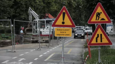 - Prometni znaki, na gosto postavljena prometna signalizacija, prometni znak nevarnost na cesti - delo na cessti - zoženje ceste - dopolnilna tabla kolesarji pozor - avto   //FOTO: Luka Cjuha.