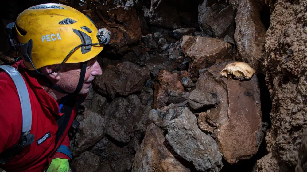 Jamar Andrej Peca, ki je v Pecovi jami v Dolu pri Vogljah odkril 4800 let stara okostja ljudi, jamarstvo, arheologija, zgodovina, prazgodovina, bekrena doba / Foto: Domen Mahne