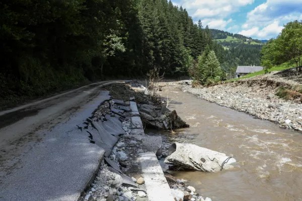 Uničena cesta Podveža- Podvolovljek - Savinjska dolina - odpravljanje posledic poplav &ndash; sanacija &scaron;kode -  - 08.08.2023 &ndash; najhuj&scaron;a naravna ujma v zgodovini Slovenije - prizadeti dve tretjini države - ujma - poplave &ndash; zemeljski plazovi &ndash; //FOTO: Bojan Velikonja / Foto: Bojan Velikonja