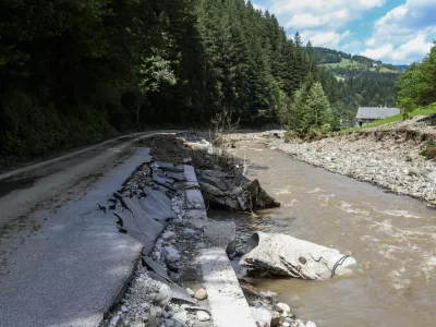 Uničena cesta Podveža- Podvolovljek - Savinjska dolina - odpravljanje posledic poplav &ndash; sanacija &scaron;kode -  - 08.08.2023 &ndash; najhuj&scaron;a naravna ujma v zgodovini Slovenije - prizadeti dve tretjini države - ujma - poplave &ndash; zemeljski plazovi &ndash; //FOTO: Bojan Velikonja / Foto: Bojan Velikonja
