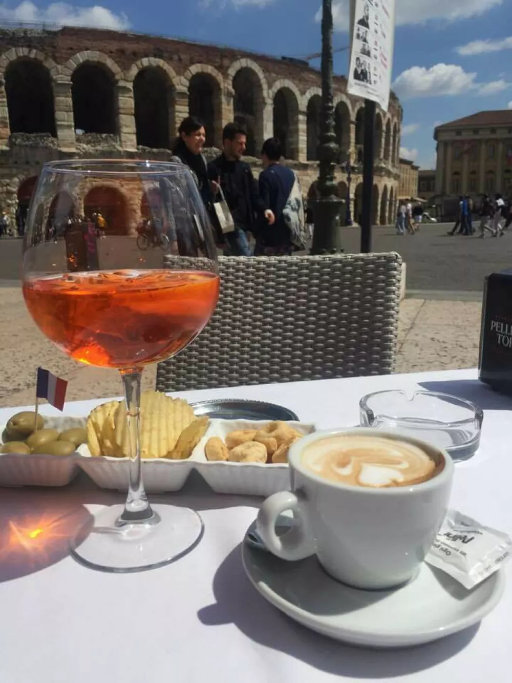 Ko se poletni večer počasi prevesi v zlato uro, se na italijanskih trgih in terasah v kozarcih zasveti značilna oranžna barva. Foto: Vesna Levičnik