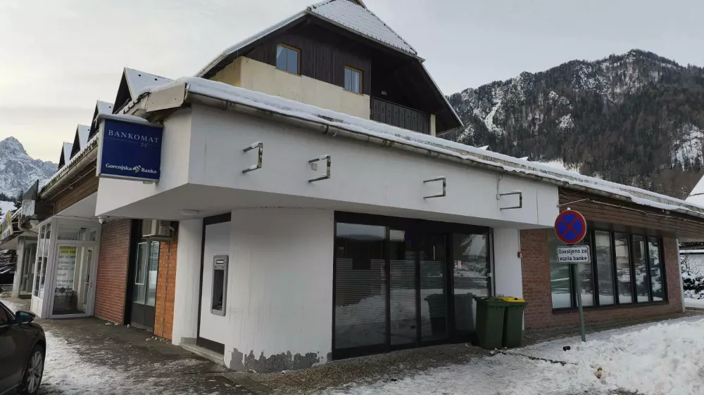 Umaknila se je &scaron;e zadnja bančna poslovalnica, zdaj bodo tam javna strani&scaron;ča
