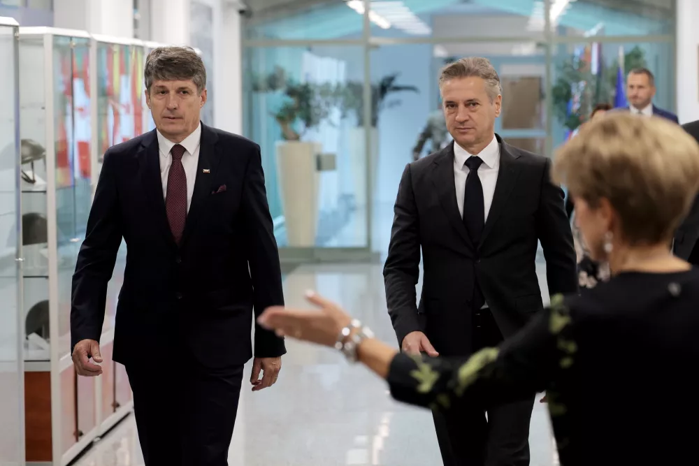 Ljubljana, MORS.Predaja poslov novemu ministru za obrambo Borutu Sajovicu.Izjava za medije.