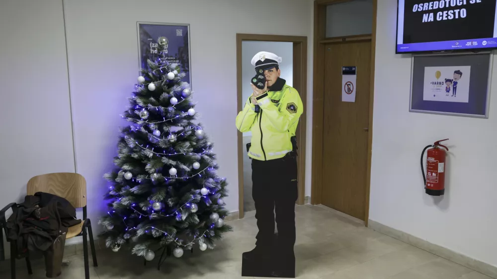 - silhueta policistka in radar - 15.01.2024 - Agencija za varnost prometa - izjava za medije ob začetku prve nacionalne preventivne akcije osredotoči se na cesto in predaja silhuet policistke z radarjem; //FOTO: Jaka Gasar