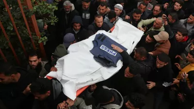Mourners carry the body of one of the Palestinian journalists killed in an Israeli airstrike on Wednesday, in Khan Younis, in the southern Gaza Strip, January 21, 2026. REUTERS/Ramadan Abed
