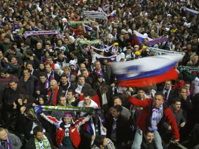 slovenski navijači- nogomet&nbsp; - Slovenija: Rusija, dodatne kvalifikacije za SP 2010 - povratna tekma v Mariboru- Slovenska nogometna reprezentanca je premagala Rusijo z 1:0 (1:0) in se drugič v zgodovini uvrstila na mundial.//FOTO: Jaka AdamičOPOMBA:&nbsp; ZA OBJAVO&nbsp; V&nbsp; ČASOPISU DNEVNIK