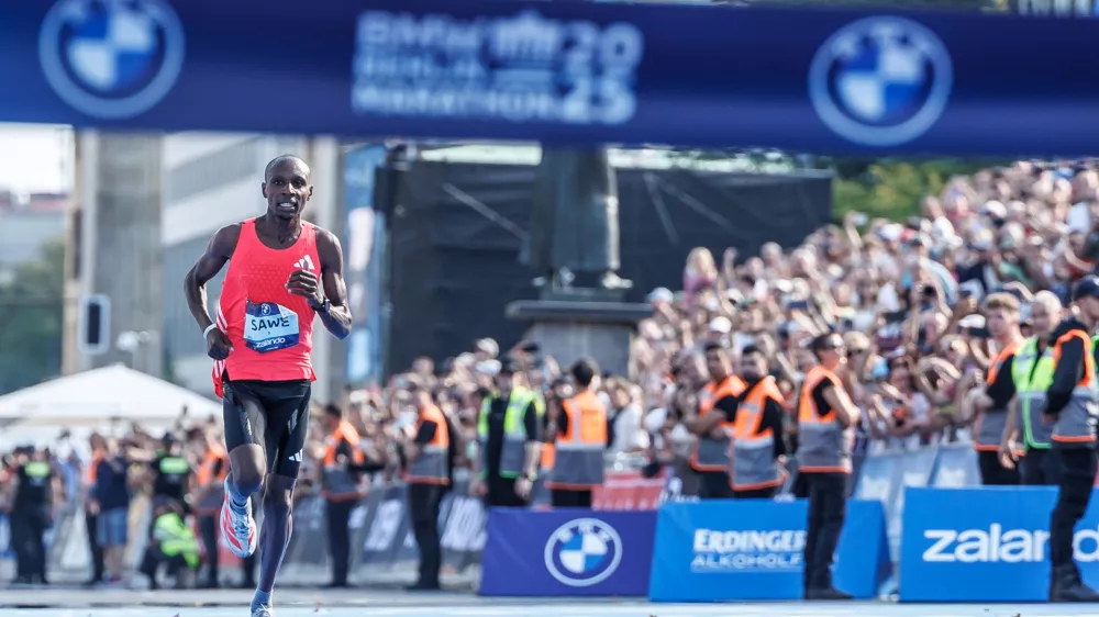 20 September 2025, Berlin: Sabastian Sawe from Kenya and crosses the finish line first during the 51st Berlin Marathon. Photo: Andreas Gora/dpa