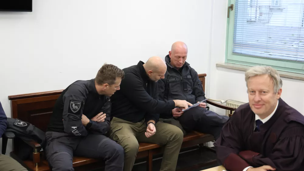Nobeden od policistov obtožbenih očitkov ni priznal. Na sliki (z leve): Rok Jerman, Gregor Sukovič in Vojko Mlakar ter odvetnik Uro&scaron; Miklič. F Večer