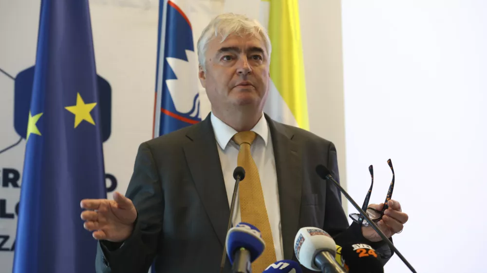 Milan Zver02.04.2024 - novinarske konference predsednika SDS Janeza Jan&scaron;e in evropskega poslanca Milana Zvera, na kateri bosta razkrila interne dokumente Evropske komisije v povezavi z obiskom podpredsednice Evropske komisije Vere Jourove v Sloveniji.Foto: Luka Cjuha