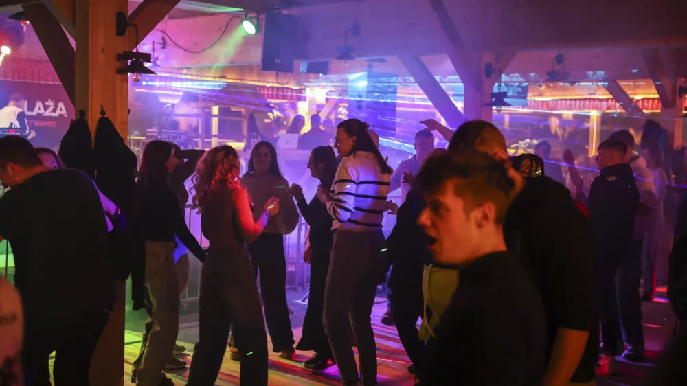 Na dogodku v Tivoliju so mladim ponujali alkohol