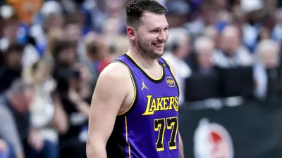 Dončić aprila lani na tekmi v nekdaj domači dvorani v Dallasu. / Foto: Kevin Jairaj