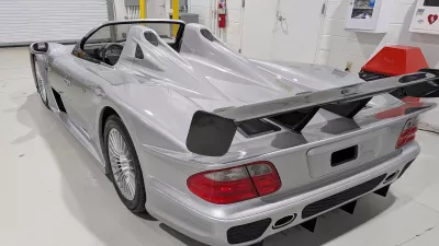 Lastnik 13 milijinov dolarjev vrednega vozila Mercedes CLK-GTR, naj bi bil Ryan James Wedding.  Foto: FBI via AP
