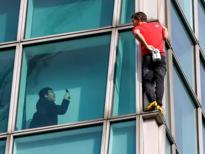 Climber Alex Honnold interacts with onlookers free soloing Taipei 101 Skyscraper in Taipei, Taiwan, January 25, 2026 REUTERS/Ann Wang