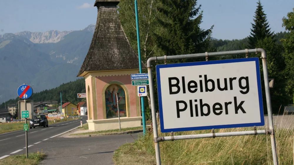 Orttafel Bleiburg neu menjava krajevnih tabel na Avstrijskem Koro&scaron;kem Pliberg