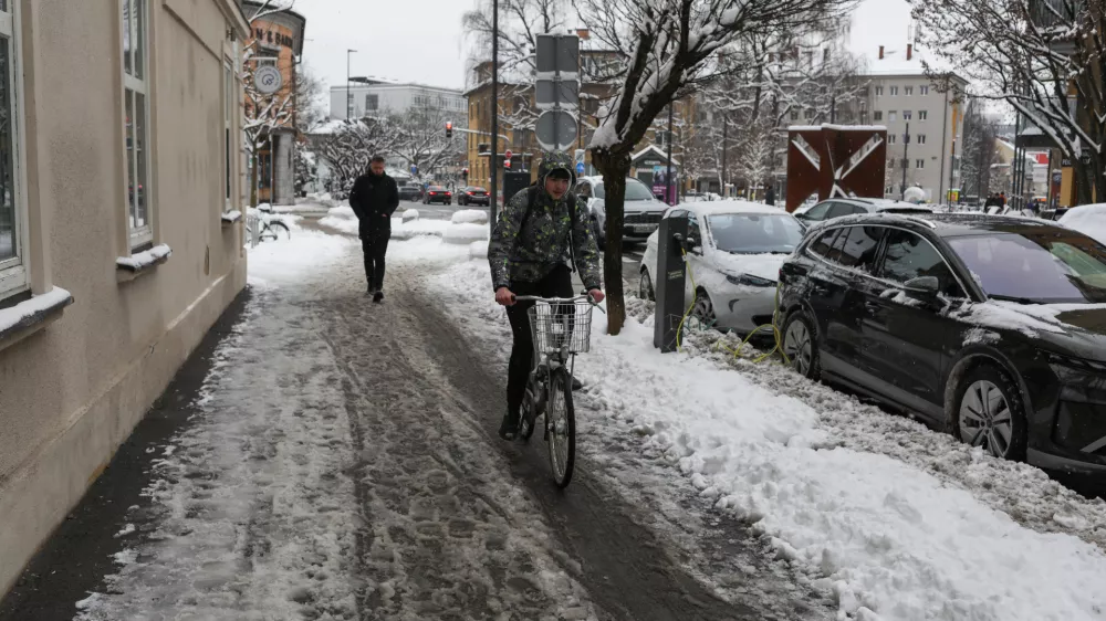 - 07.01.2026. - Reportaža o stanju v LJubljani po sneženju 6. januarja. Kolesar na Pre&scaron;ernovi cesti v Ljubljani. Sneg Sneženje.//FOTO: Bojan Velikonja