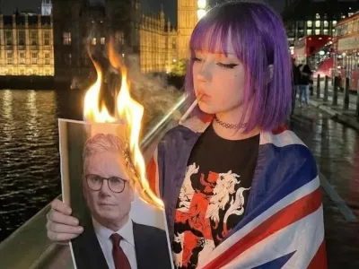 Kdo je Amelia in zakaj je postala ikona skrajne desnice?