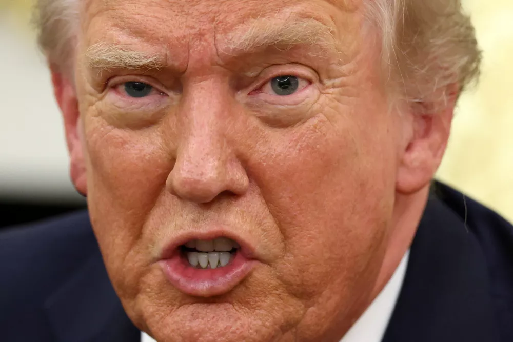 FILE PHOTO: U.S. President Donald Trump speaks as he meets with Secretary General of the North Atlantic Treaty Organization (NATO) Mark Rutte (not pictured) at the White House in Washington, D.C., U.S., October 22, 2025. REUTERS/Kevin Lamarque/File Photo / Foto: Kevin Lamarque