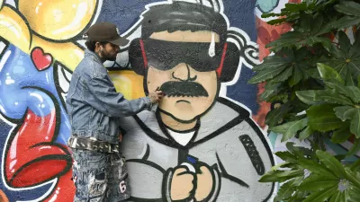 06 January 2026, US, MiamiMural artist from Venezuela, Pedro Martin, paints a mural depicting Venezuelan President Nicolas Maduro as captured is seen in the Wynwood Arts District in Miami, Florida. PhotoMichele Eve Sandberg/ZUMA Press Wire/dpa / Foto: 