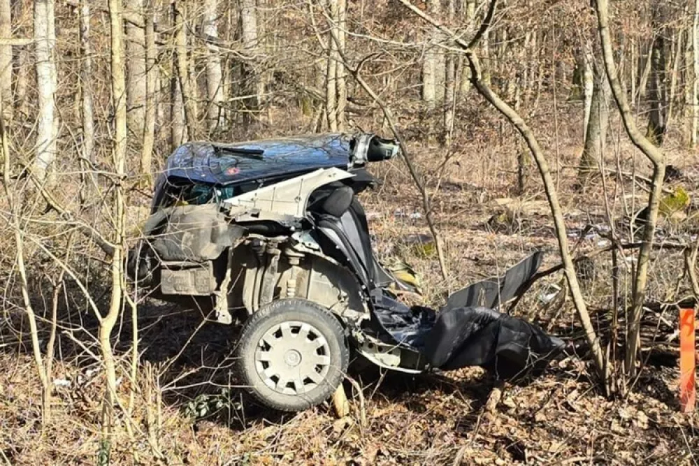 Trčenje je bilo ako silovito, da je avto razklalo na dva dela. 