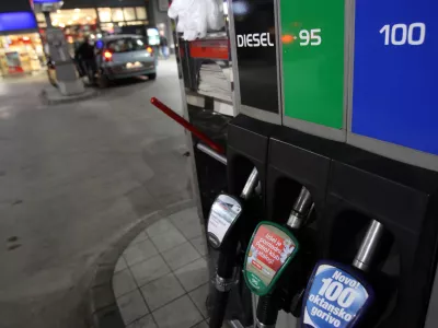 bencinska črpalka Petrol, gorivo - Euro diesel - Euro super 95 - - Euro plus 98 - bencin- podražitev bencina - cene goriv na bencinskih črpalkah bistveno vi&scaron;je//FOTO: Luka Cjuha