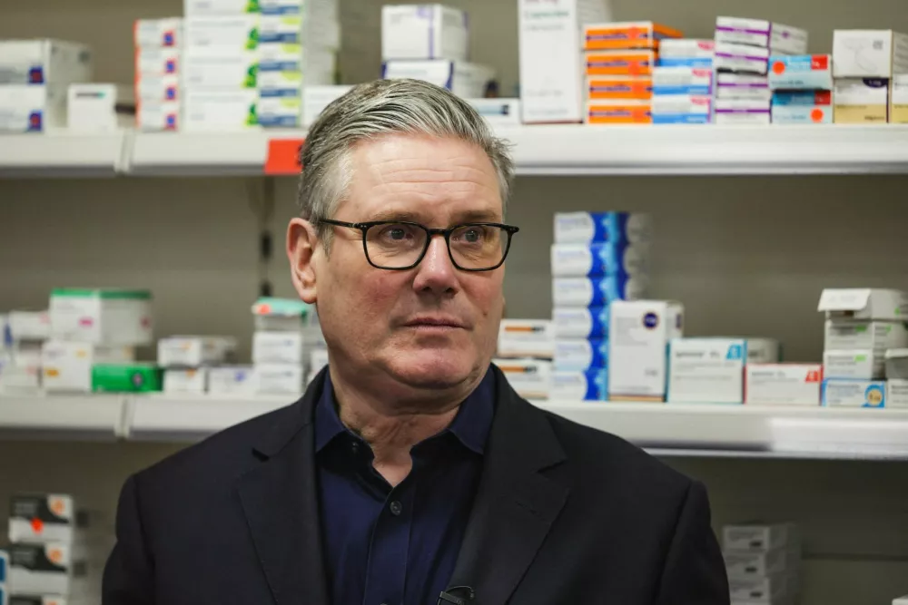 Britain's Prime Minister Keir Starmer pays a visit to a pharmacy at the Nelson Medical Practice health centre in Wimbledon, southwest London on January 26, 2026.   ADRIAN DENNIS/Pool via REUTERS