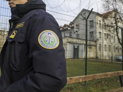 Pravosodni policist uspe&scaron;en s tožbo zaradi padca po stopnicah