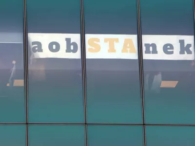 - zaposleni na stavbi STA odstranili napis - zaobSTAnek -- 27.01.2023 - Slovenska tiskovna agencija (STA) - odstranitev napisa zaobSTAnek, enega od dveh gesel boja za stabilno financiranje STA, z oken prostorov STA, ki so ga zaposleni umaknili po podpisu pogodbe o financiranju javne službe za letos, Tivolska cesta 48 v Ljubljani//FOTO: Tomaž Skale