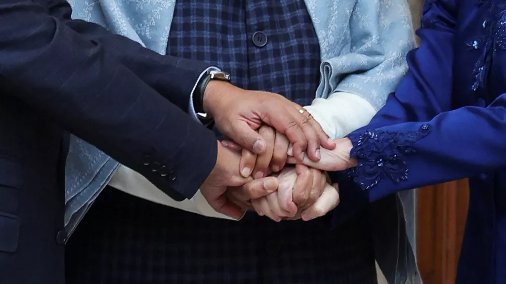 European Council President Antonio Costa, European Commission President Ursula von der Leyen and Indian Prime Minister Narendra Modi hold hands as they pose during a photo opportunity ahead of their meeting at the Hyderabad House in New Delhi, India, January 27, 2026. REUTERS/Altaf Hussain
