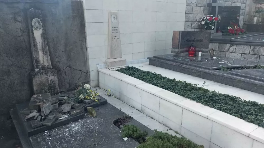 po&scaron;kodovani grobovi