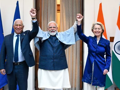 HANDOUT - 27 January 2026, India, New delhi: (L-R) Antonio Costa, president of the European Council, Narendra Modi, India's prime minister, and Ursula von der Leyen, president of the European Commission raise their joined hands as they pose for photographs at Hyderabad House. Photo: -/European Council/dpa - ATTENTION: editorial use only and only if the credit mentioned above is referenced in full