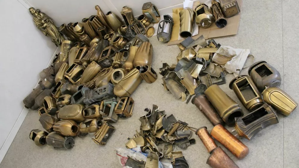 Bolgarska državljana sta kradla po grobovih dveh pokopali&scaron;č na Koprskem. 