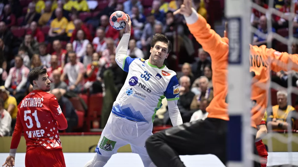 Slovenia's Domen Makuc scores past Croatia's goalkeeper Dominik Kuzmanovic during the men's handball match between Slovenia and Croatia in Malmo, Sweden, Tuesday Jan. 27, 2026. (Johan Nilsson /TT via AP)