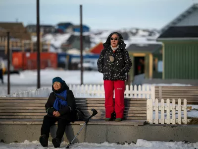 A person stands on a bench in Nuuk, Greenland, January 23, 2026. REUTERS/Marko Djurica / Foto: Marko Djurica