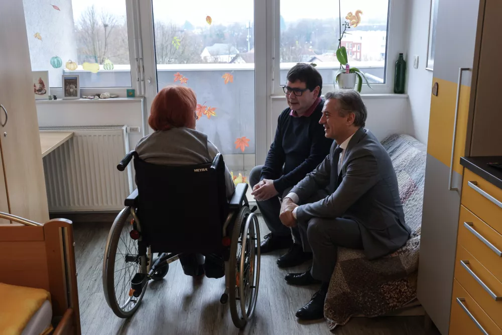 - 05.12.2025 - Robert Golob je obiskal Dom Starej&scaron;ih Občanov &Scaron;i&scaron;ka- starost, starostniki, dolgotrajna oskrba//FOTO: Jaka Gasar