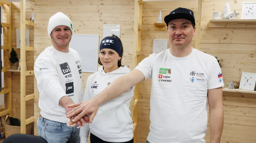 Ljubljana, Smucarska zveza Slovenije.Novinarska konferenca pred tekmo FIS svetovnega pokala v deskanju na snegu na Rogli.Reprezentanti Tim Mastnak, Gloria Kotnik in Rok Marguc.