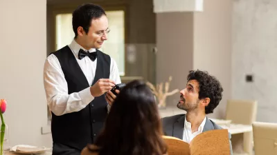 Kaj boste naročili? / Foto: Istock