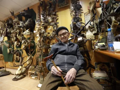 Nenavadno življenje 97-letnega Staneta: Spal v krsti, lovil znanje, prepariral živali