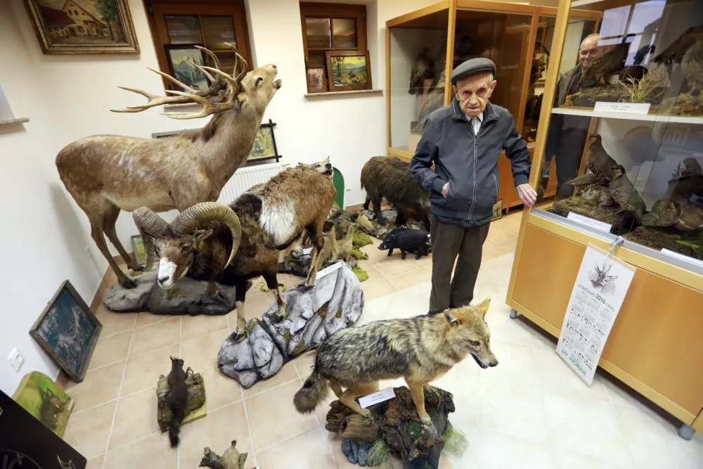 Nenavadno življenje 97-letnega Staneta: Spal v krsti, lovil znanje, prepariral živali