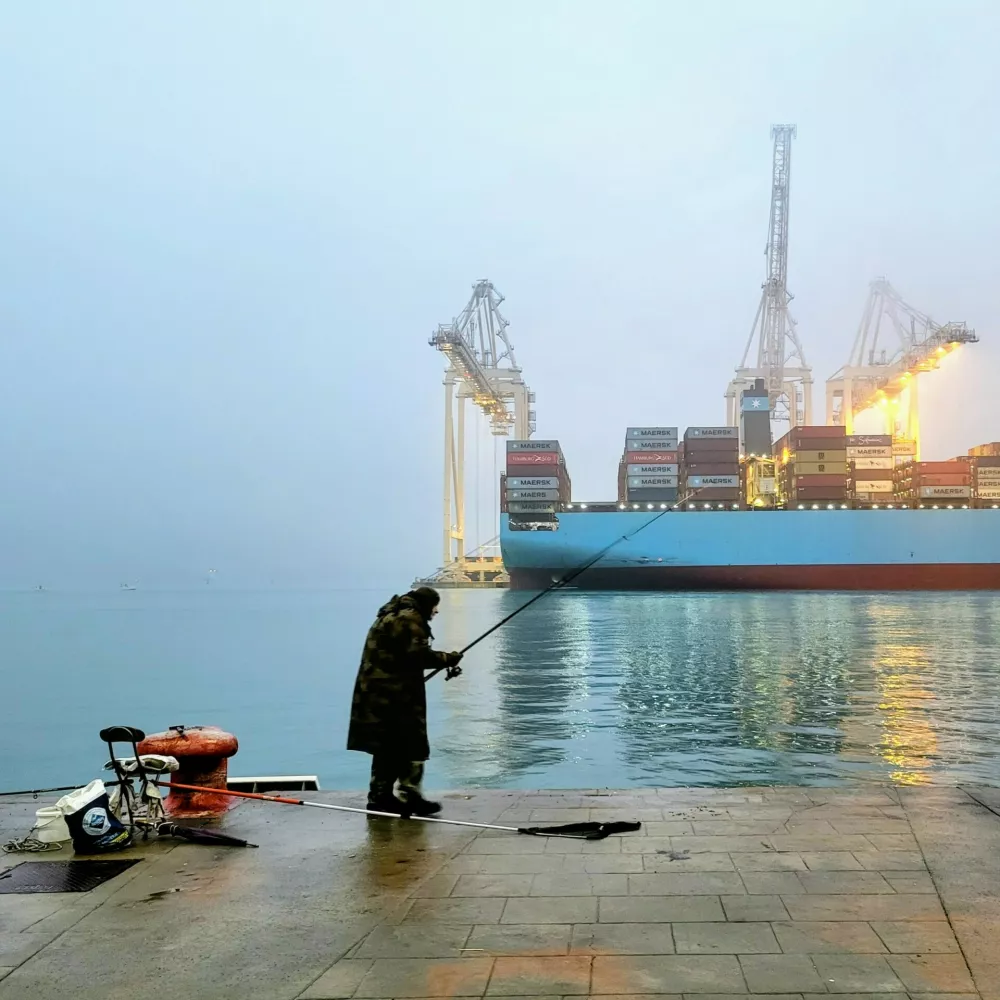 rekreativno ribarjenje z obale Koper / Foto: Katja Gle&scaron;čič 