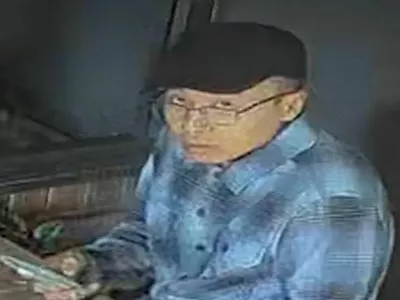 Mo&scaron;ki je osumljen, da je avgusta 2024 v parku z vrelo kavo namerno polil dojenčka in ga hudo po&scaron;kodoval. 